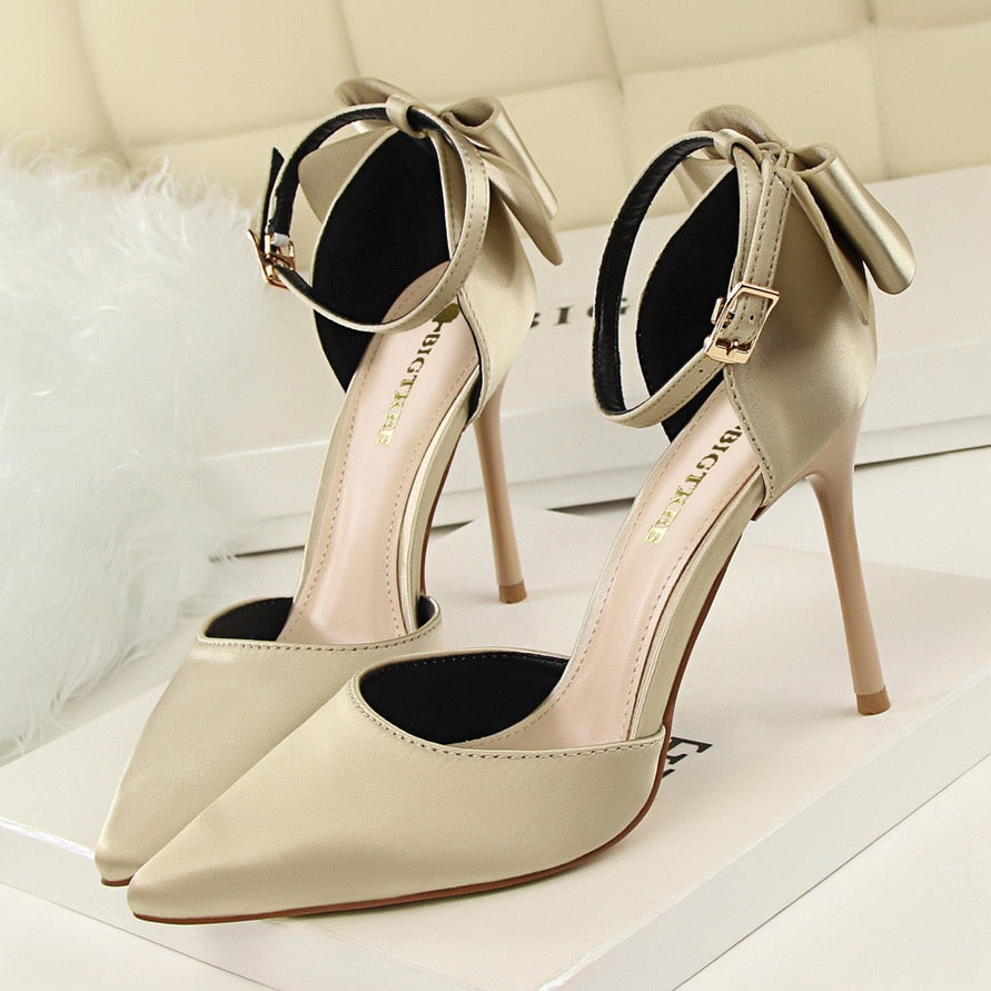 Bow Pointed Toe Pumps